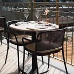 Alfred & Gastro Bar ホテル *